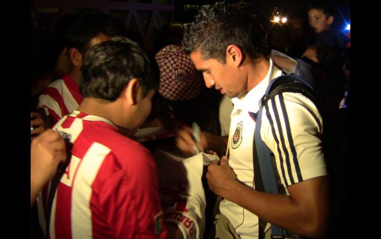 Patricio Araujo tuvo tiempo de repartir algunso autógrafos a su llegada a Querétaro.  /