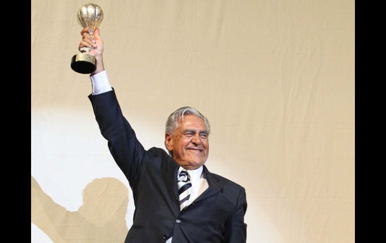 Sonriente y agradecido, así recibió Eric del Castillo la Sphera de Luz que le entregó el Festival Internacional de Cine Tercer Milenio.  /
