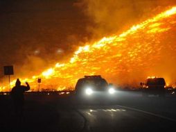 Un incendio fuera de control en Reno, Nevada, causó el desalojo de cerca de 10 mil personas. AP  /