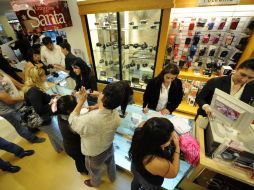 En un recorrido se pudo constatar que los compradores prefieren los artículso electrónicos como cámaras, celulares y de cómputo.  /