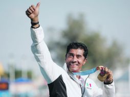 arón Gordián presume su presea dorada que ganó en los mil 500 metros T54, en la cual México hizo el uno, dos y tres. EFE  /