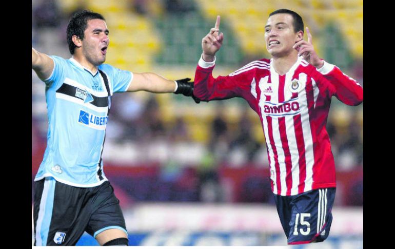 Érick “Cubo” Torres, delantero de Chivas y Liborio Sánchez de los Gallos Blancos buscarán dejar todo en la cancha. MEXSPORT  /