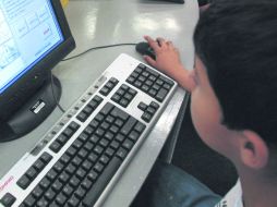 La encuesta revela que 28% de los jóvenes cuenta con internet en su hogar.  /