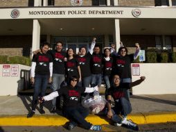 Los manifestantes posan fuera de la cárcel de la ciudad de Montgomery, Alabama, después de ser liberado bajo fianza. AP  /