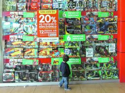 Los artículos con oferta llaman la atención de chicos y grandes en los comercios de Guadalajara.  /