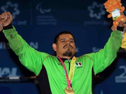 Porfirio Arredondo levanta sus brazos y celebra su medalla de oro, además del récord continental. MEXSPORT  /