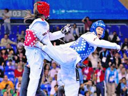Janet Alegría (der.) patea a su oponente, la argentina Carola López, durante la competición preolímpica. MEXSPORT  /