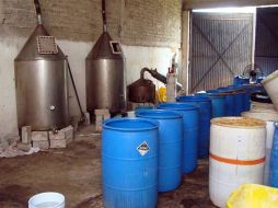 Más de cinco mil litros de sustancias químicas fueron hallandas en el lugar. ARCHIVO  /