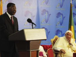 El Papa Benedicto XVI durante el encuentro con el presidente de Benin, Thomas Boni Yayi. EFE  /