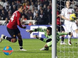 Momento en que Javier Hernández hace el único tanto del partido. REUTERS  /