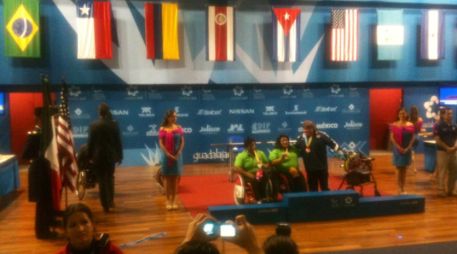 Perla Barcenas y Catalina Díaz en la ceremonia de premiación. ESPECIAL  /