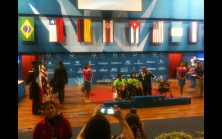 Perla Barcenas y Catalina Díaz en la ceremonia de premiación. ESPECIAL  /