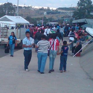 Afición queretana impaciente por entrar a 'La Corregidora'