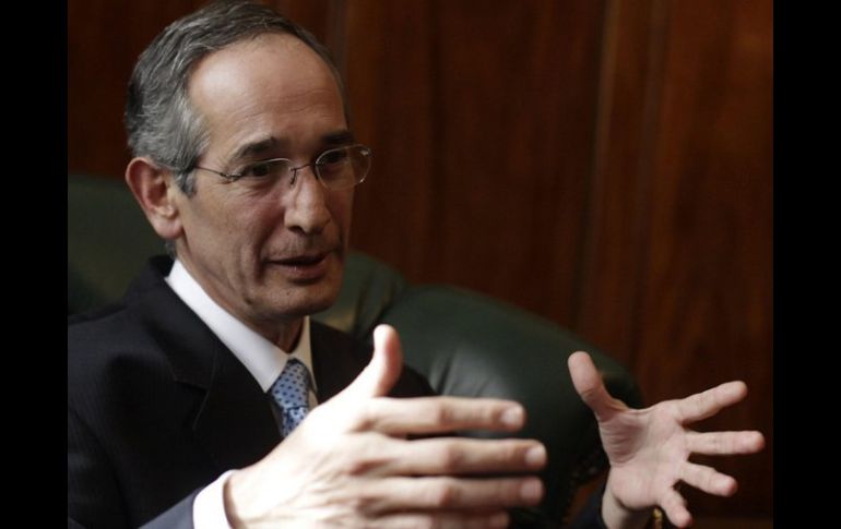 Colom entregará el poder el 14 de enero de 2012 al general retirado Otto Pérez Molina. ARCHIVO  /