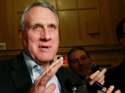El miembro de la comisión, Jon Kyl fue visto por la prensa en su oficina en Capitol Hill. AP  /