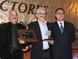 Luis Estrada (centro) recibe el reconocimiento por crítica visión y contacto con el público. NOTIMEX  /