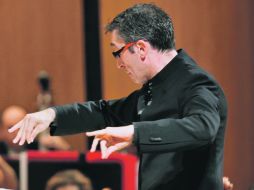 José Luis Castillo en plena acción. El reconocido director de orquesta repite el programa hoy en el Degollado.  /
