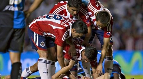 Los jugadores de Chivas celebran el gol que los mantiene con vida en la Liguilla ante el Querétaro. MEXSPORT  /