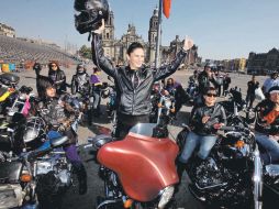 Ana Guevara apoya a las motociclistas en su rodada, que inició en el Zócalo de la Ciudad de México. EL UNIVERSAL  /
