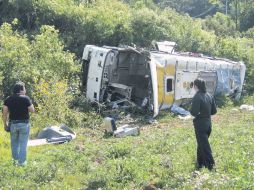 Peritos forenses reúnen evidencia en la zona donde un autobús de pasajeros cayó a un barranco cercano a Malinalco. EFE  /
