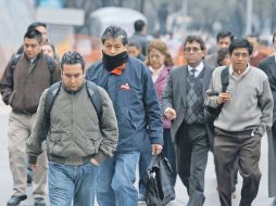 Los capitalinos empiezan a portar las prendas acordes a la temporada invernal. NTX  /