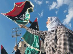 Libios sostienen banderas nacionales para celebrar la captura del hijo de Muamar Gadhafi, Saif al Islam Gadhafi, en Trípoli. EFE  /