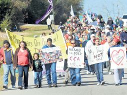 Cerca de 270 personas participan en una vigilia a favor de familias de inmigrantes. EFE  /
