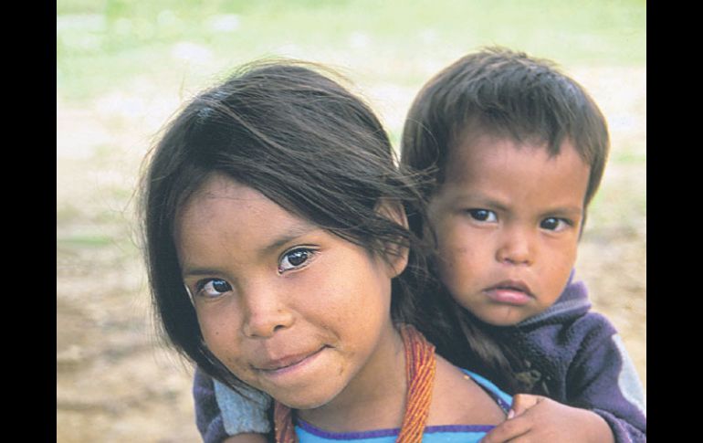 Una niña carga a su hermano en la comunidad de Barranquillas.  /