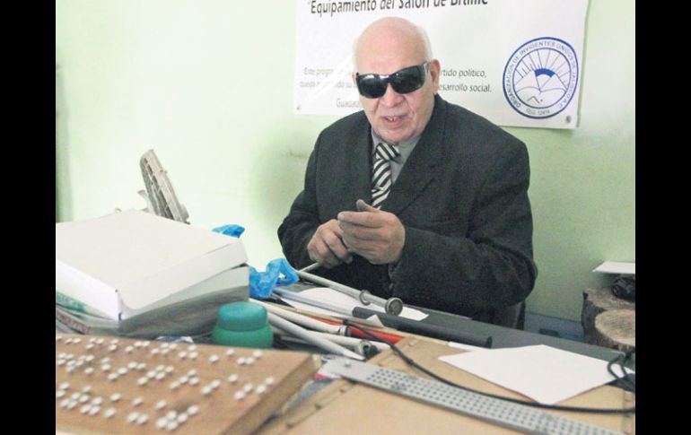 Sebastián Anguiano Manzano perdió la vista a los ocho años en un accidente; ahora es profesor de braille.  /