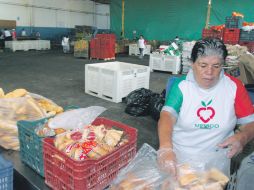 La recolección de alimentos es llevada a cabo por estudiantes.  /
