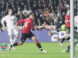 Javier Hernández dispara para vencer al arquero del Swansea en el Liberty Stadium en Gales. REUTERS  /