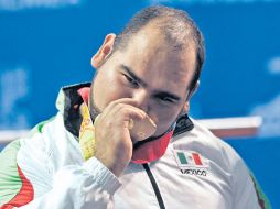 Jesús Castillo besa la presea de oro que ganó en la categoría varonil de más de 90 a 100 kilogramos.  /