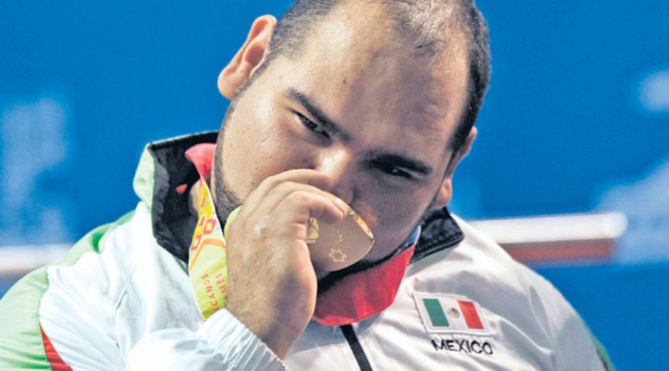 Jesús Castillo besa la presea de oro que ganó en la categoría varonil de más de 90 a 100 kilogramos.  /