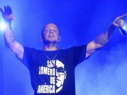 Residente Pérez abrió el concierto con una camiseta que recordaba al arzobispo Romero. EFE  /
