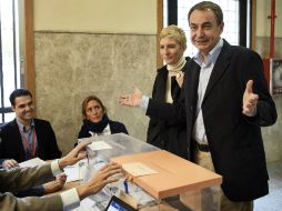 Zapatero y su esposa, Sonsoles Espinosa, acudieron a un colegio de Madrid para ejercer su derecho al voto. AP  /