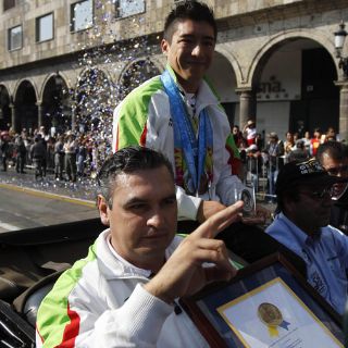 Entregan Premio Estatal del Deporte a Julián Sánchez