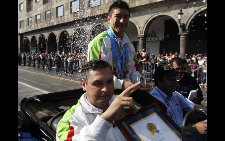 Julián Sánchez (centro) gana otro galardón en su brillante carrera deportiva.  /