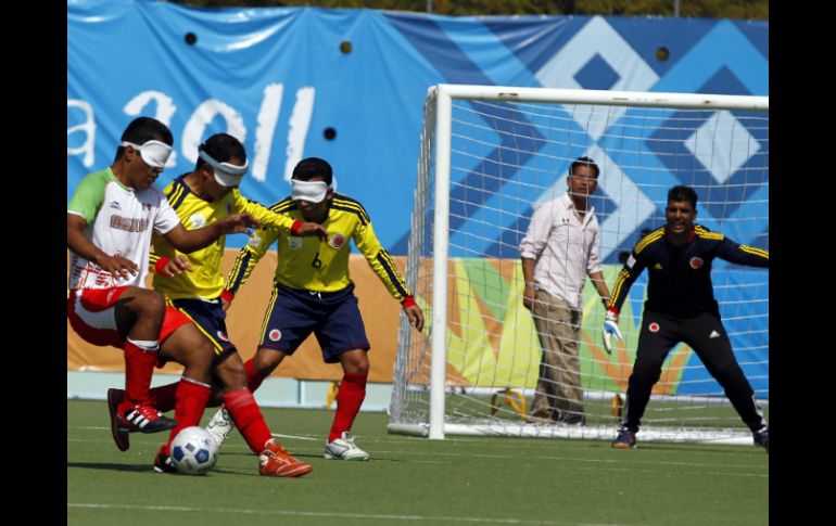 El equipo mexicano no pudo con la zaga colombiana.  /