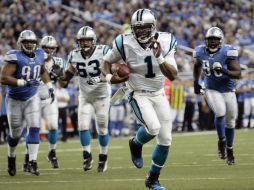 El  mariscal de campo de Carolina Cam Newton (1) lleva el balón durante la primera mitad del partido, que parecía dominar sobre los Leo  /