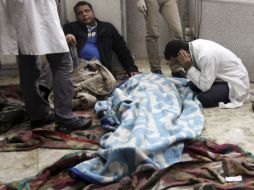 Los hospitales del Cairo se llenaron de heridos y algunos atendieron a los que fallecieron por las protestas. REUTERS  /