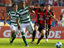 Chistian Valdez (C-D) de Jaguares pelea por el balón con Christian Suarez (C-I) de Santos. AFP  /