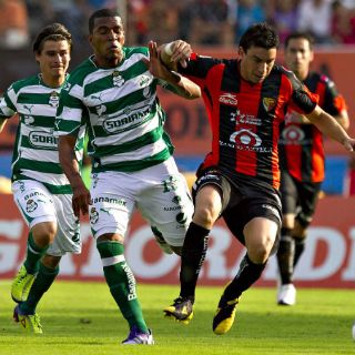 Santos pierde ventaja ante Jaguares