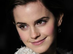 Conserva la magia. Emma repartió autógrafos a los fans y complació a los medios de comunicaión al posar para ellos. AFP  /