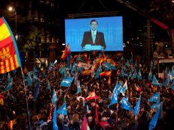 Seguidores del Partido Popular celebran la victoria arrolladora en las elecciones generales españolas. AP  /