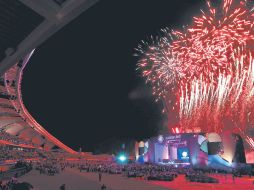 Los fuegos de la clausura brillan sobre el Estadio de Atletismo.  /