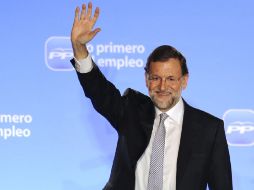 Mariano Rajoy saluda a los simpatizantes populares que celebran la victoria electoral. AFP  /