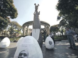 Una rata, que representa a Alonso Godoy, y 21 huevos con fotos de diputados, fueron exhibidos en la Rotonda.  /