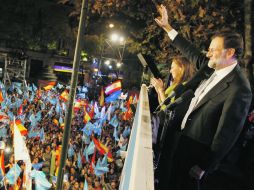Mariano Rajoy saluda a los simpatizantes del Partido Popular que festejan el triunfo de la derecha, en Madrid. EFE  /