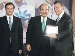 Bernardo de la Garza, Felipe Calderón y Carlos Andrade Garín, en la entrega del reconocimiento al funcionario organizador. MEXSPORT  /