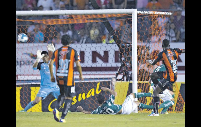Arizala (der.) dispara para vencer al arquero Oswaldo Sánchez y dar el 2-2 a Jaguares en el último minuto. MEXSPORT  /
